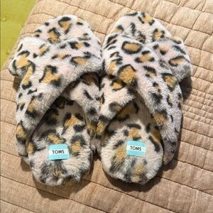 Adorable pink leopard slipper sandal Tom’s